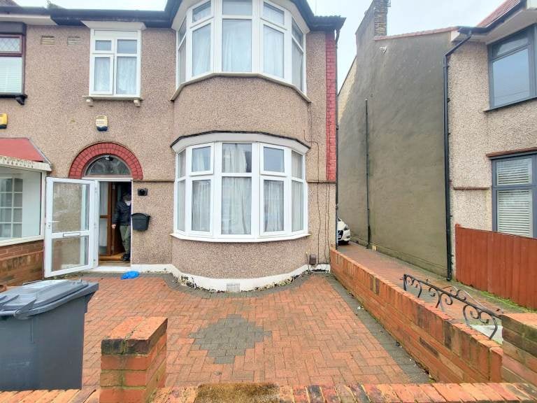House Netherfield Gardens in Greater London