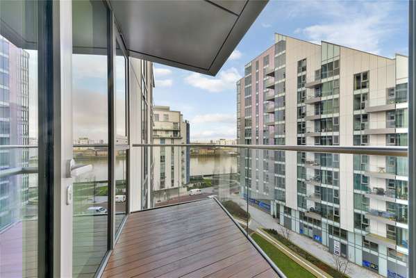 Flat Eastfields Avenue in Greater London