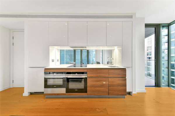 Flat Eastfields Avenue in Greater London