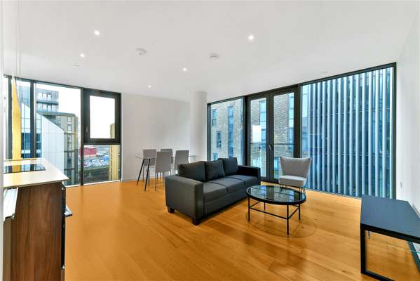 Flat Eastfields Avenue in Greater London