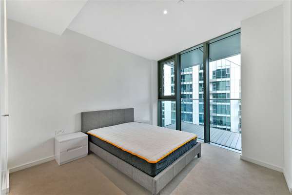 Flat Eastfields Avenue in Greater London