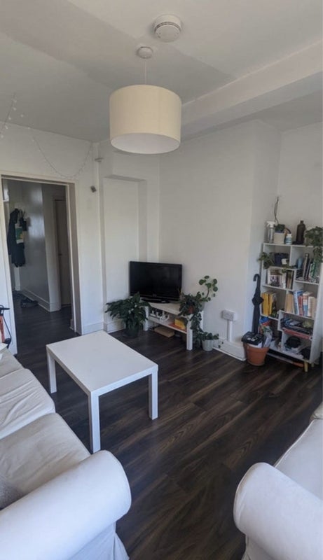 Room Wenlock Road in Greater London