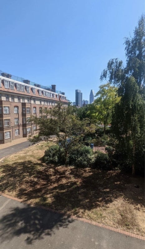 Room Wenlock Road in Greater London