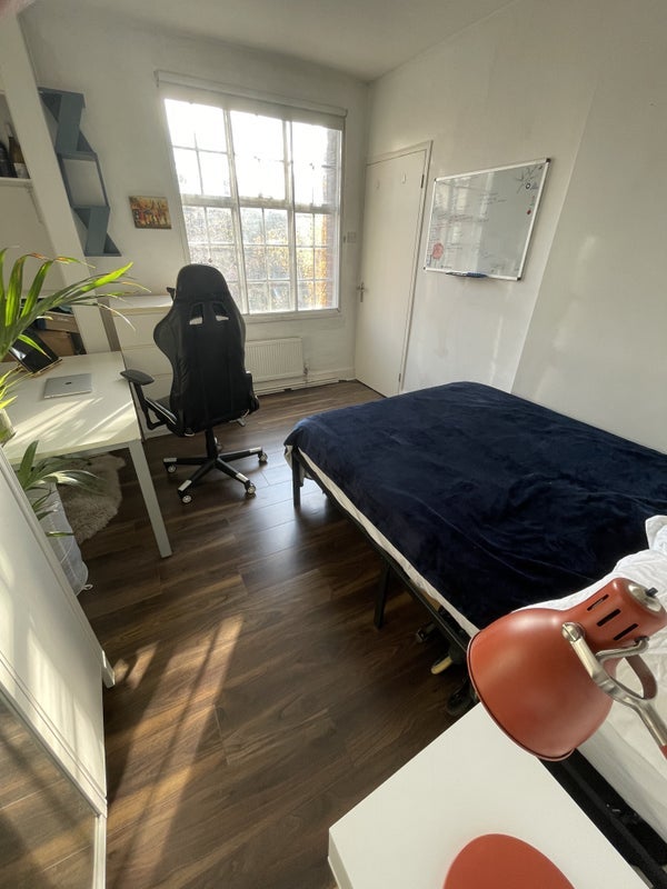 Room Wenlock Road in Greater London