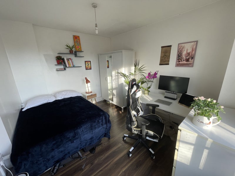 Room Wenlock Road in Greater London