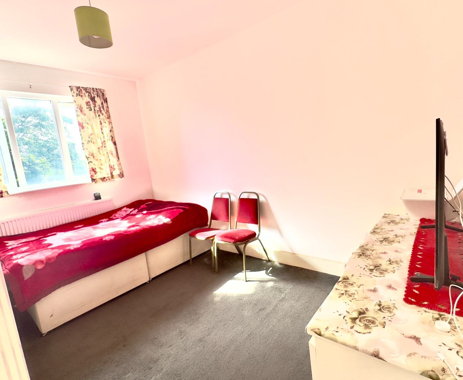 Flat Western Court in Greater London