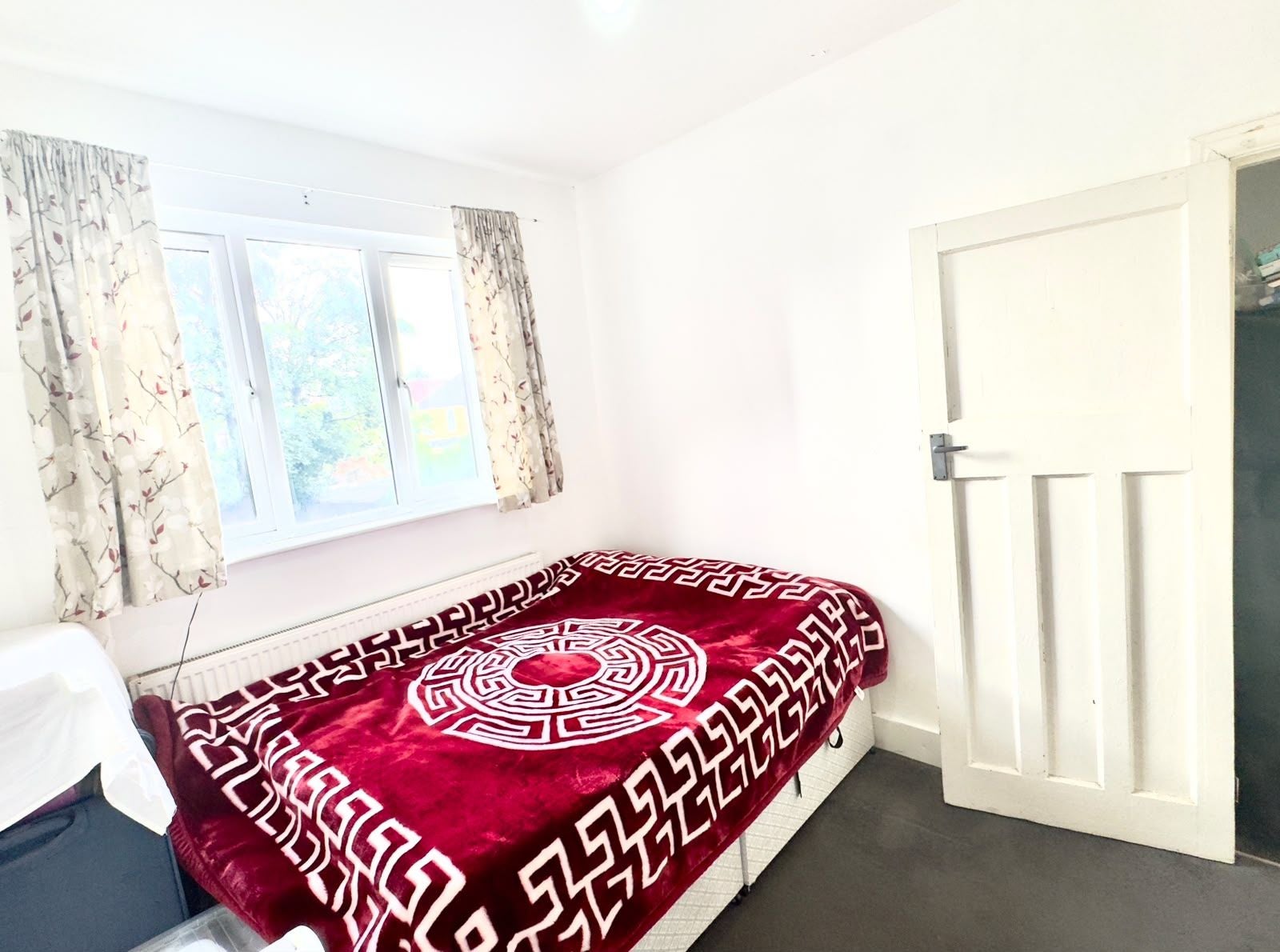 Flat Western Court in Greater London