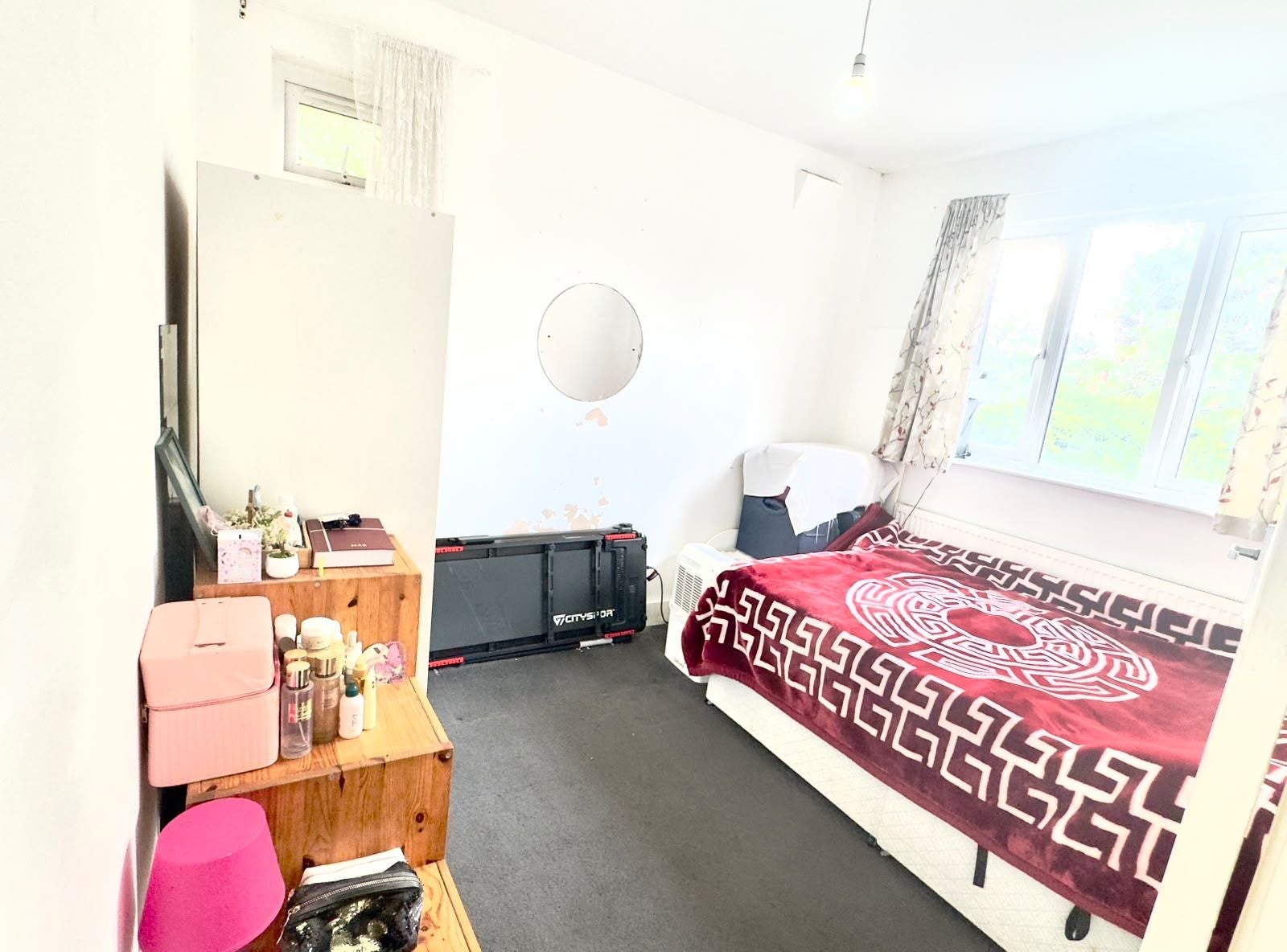 Flat Western Court in Greater London