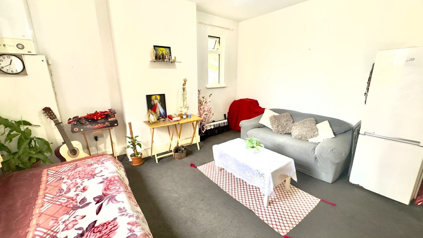 Flat Western Court in Greater London