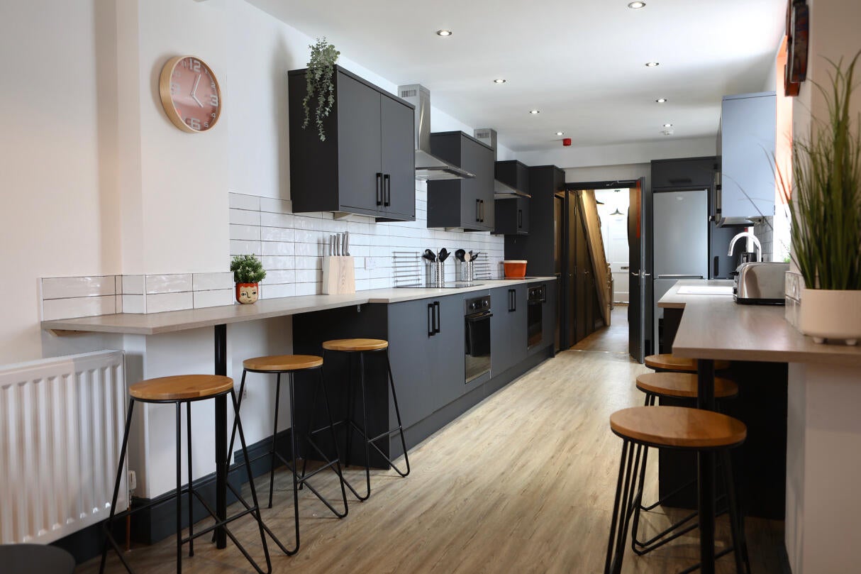 Room Carisbrooke Road (The Mall) in Newport