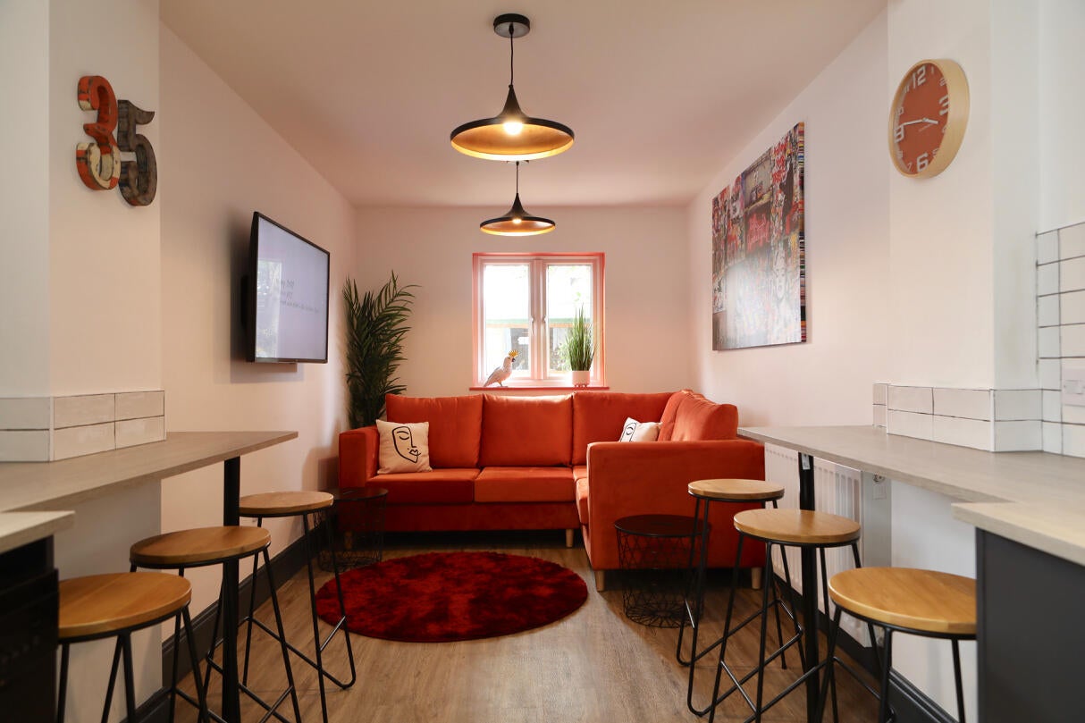 Room Carisbrooke Road (The Mall) in Newport