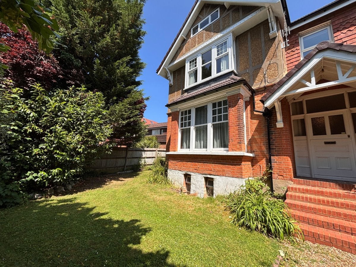 Flat London Road in Reigate and Banstead