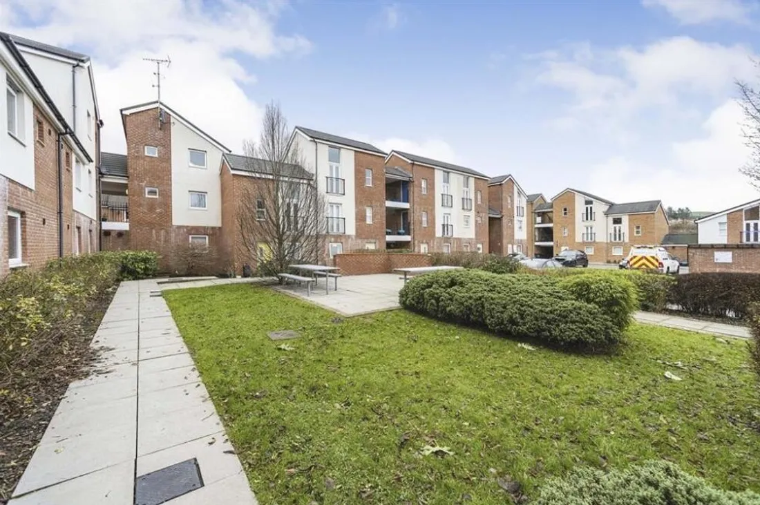 Flat Clos Cwm Golau in Merthyr Tydfil