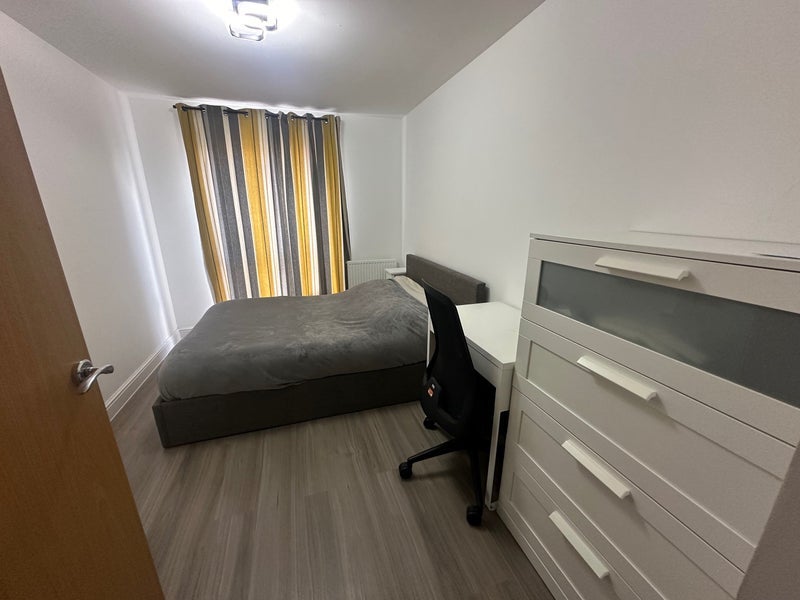 Room Commonwealth Drive in Crawley