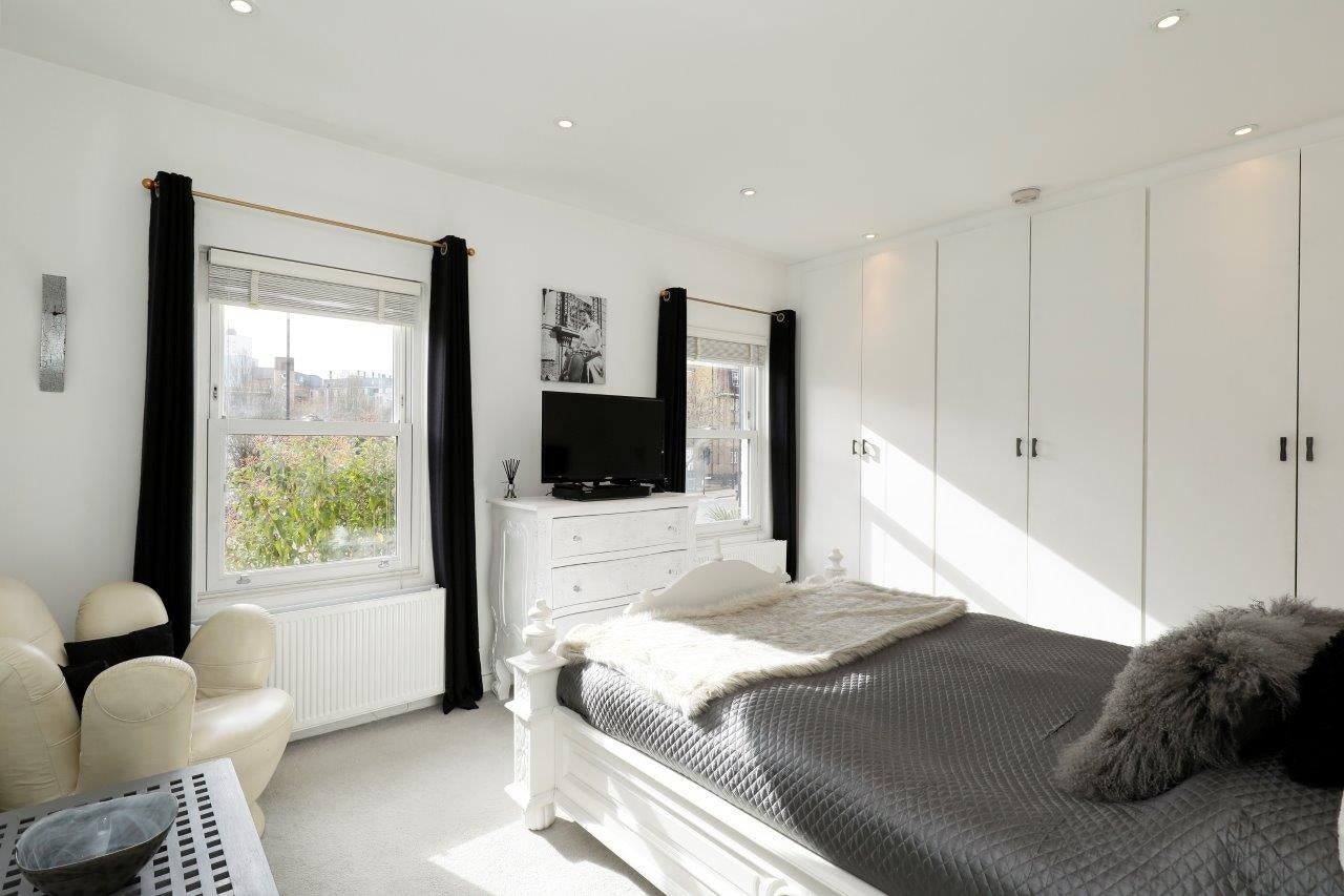 Room Armoury Way in Greater London