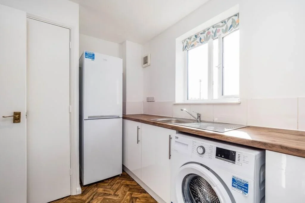 Flat Greenslade Road in Greater London