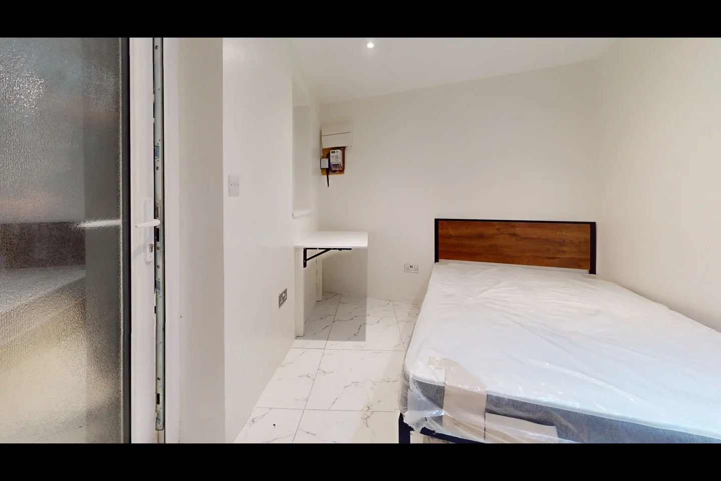Flat Farewell Place in Greater London
