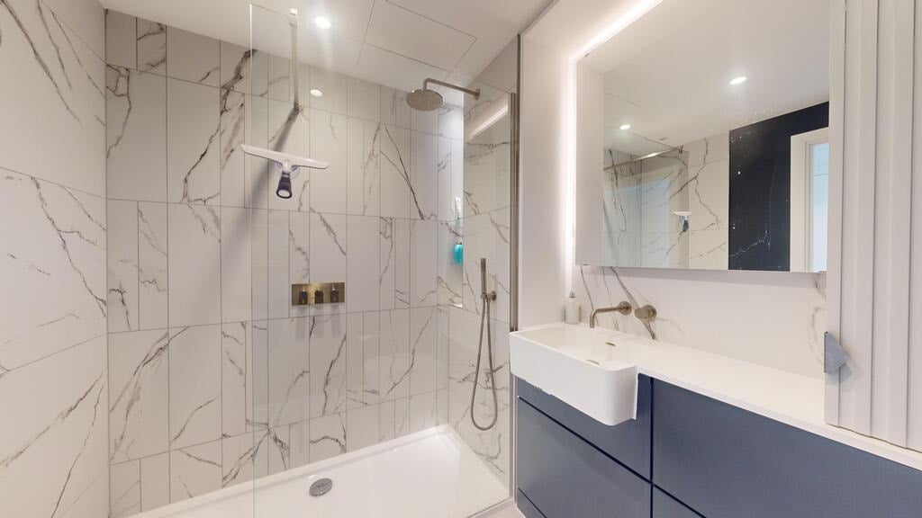 Flat Kennington Lane in Greater London