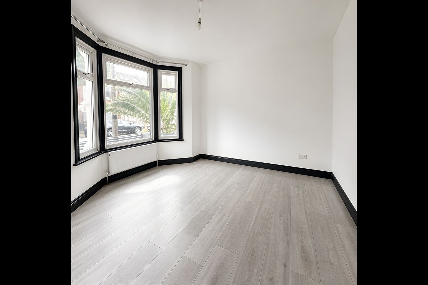 House Lonsdale Avenue in Greater London