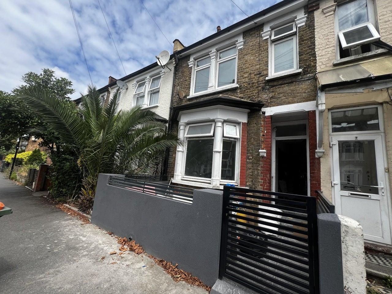 House Lonsdale Avenue in Greater London