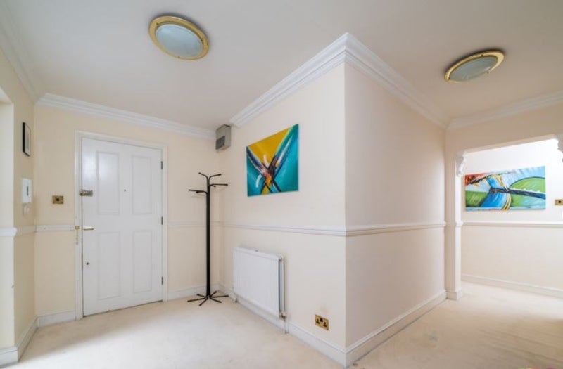 Room Holden Avenue in Greater London