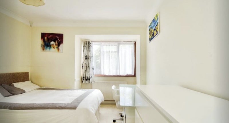 Room Holden Avenue in Greater London
