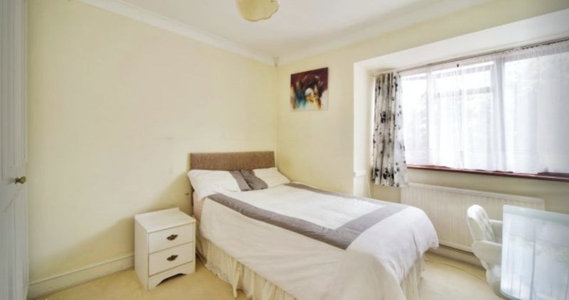 Room Holden Avenue in Greater London