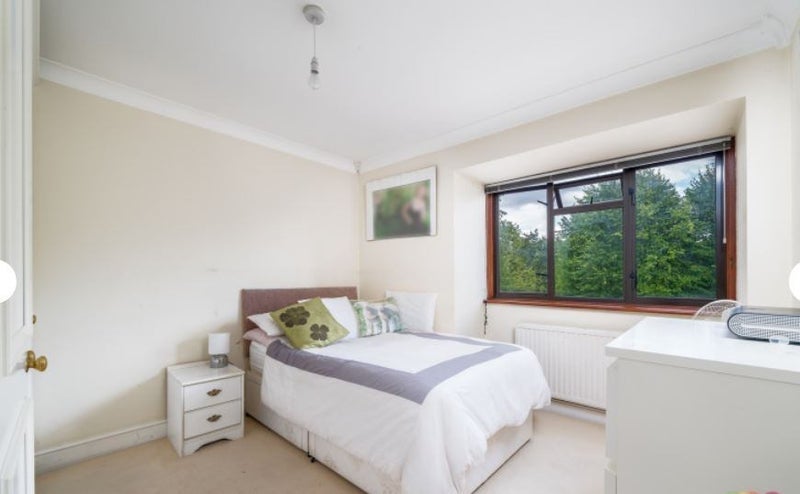 Room Holden Avenue in Greater London