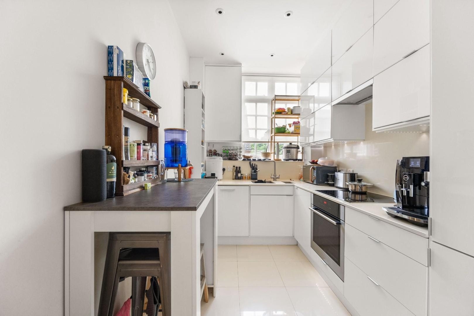 Flat Eton Avenue in Greater London