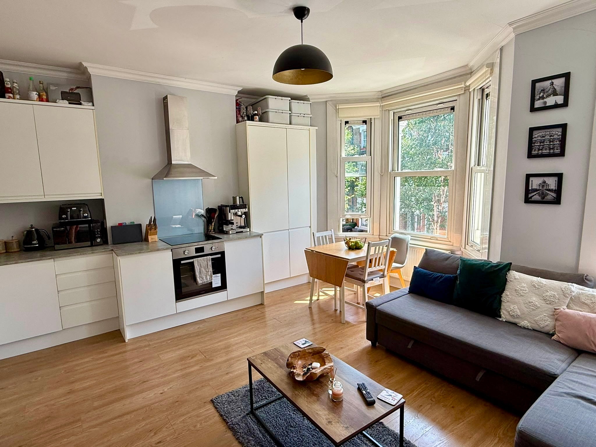 Flat Heyford Avenue in Greater London