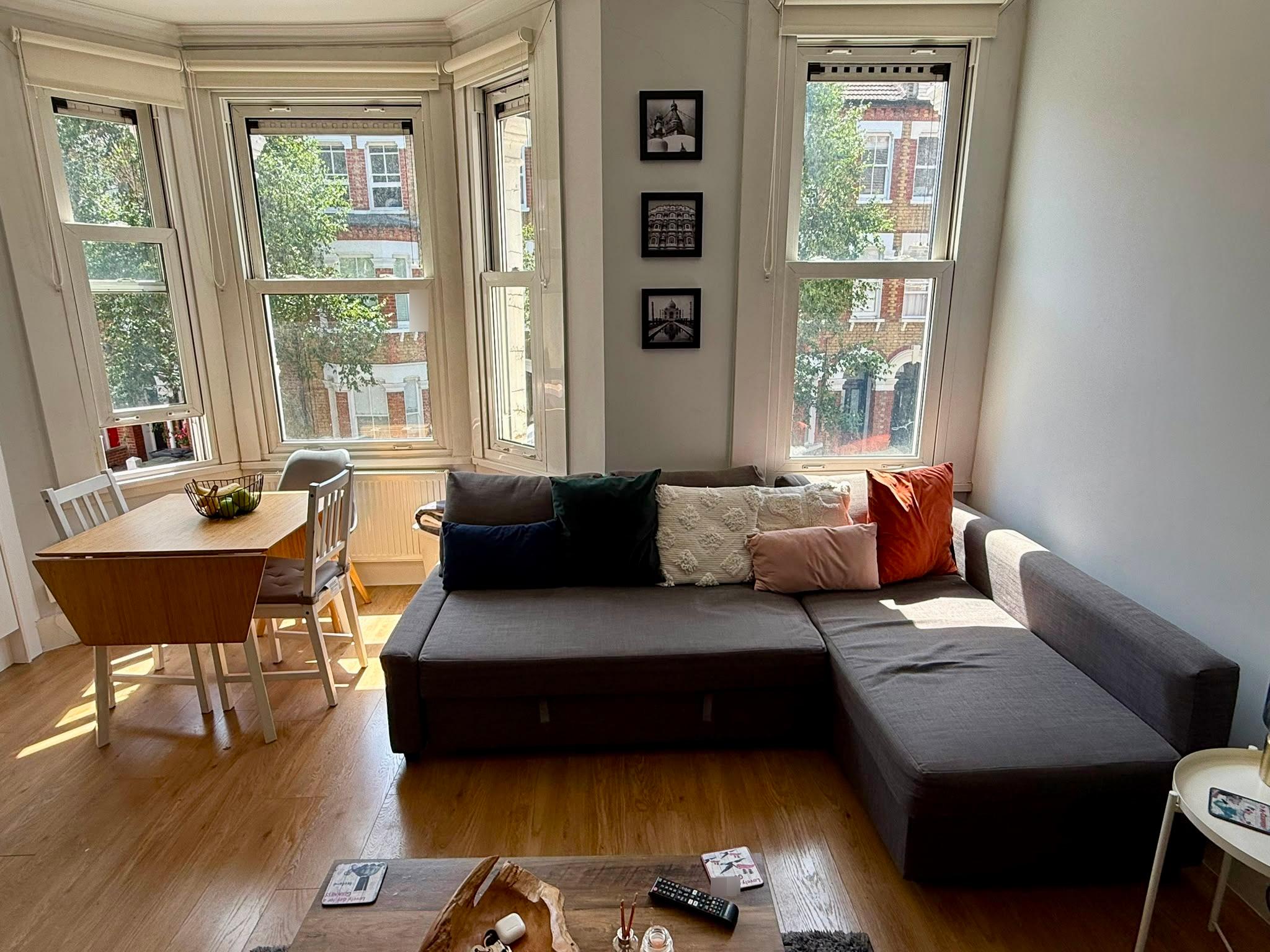 Flat Heyford Avenue in Greater London