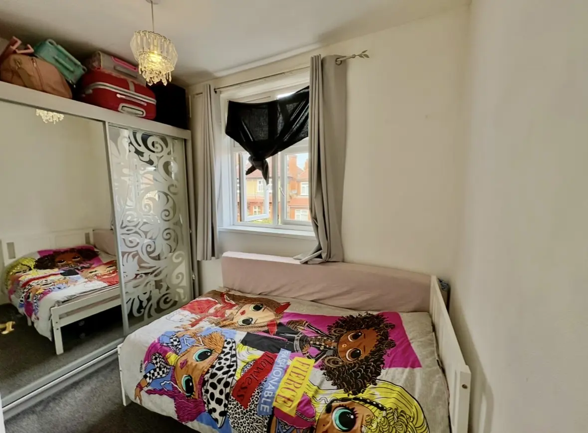 Flat Warrington Road in Greater London