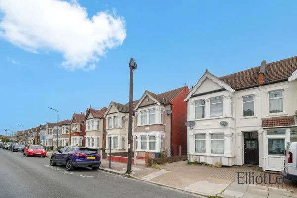 Flat Central Road in London