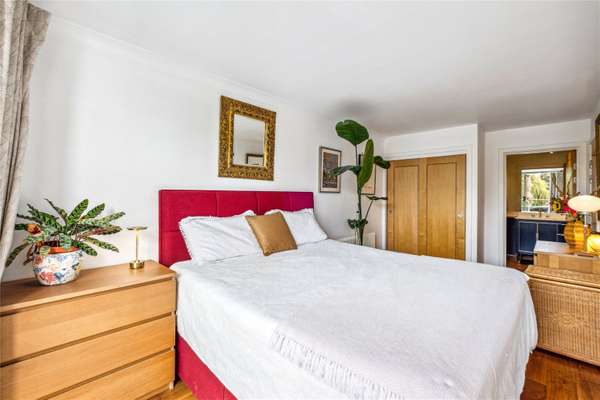 Flat Petersham Road in Greater London