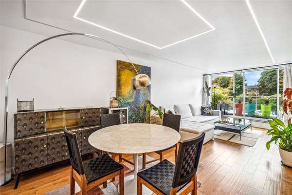 Flat Petersham Road in Greater London
