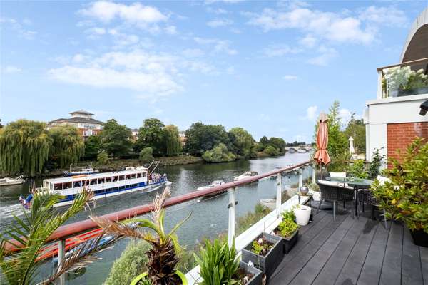 Flat Petersham Road in Greater London