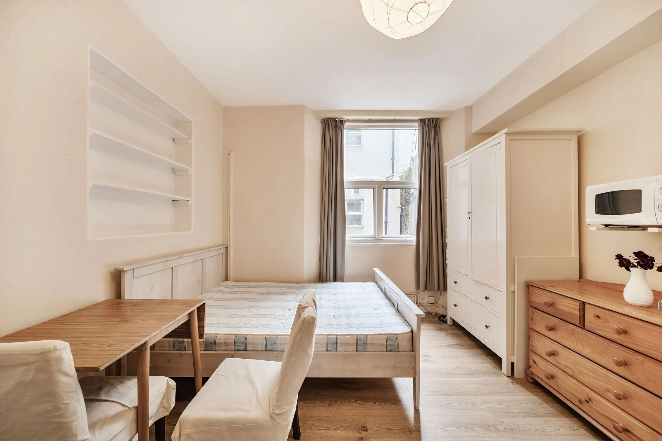 Flat Cheniston Gardens in Greater London
