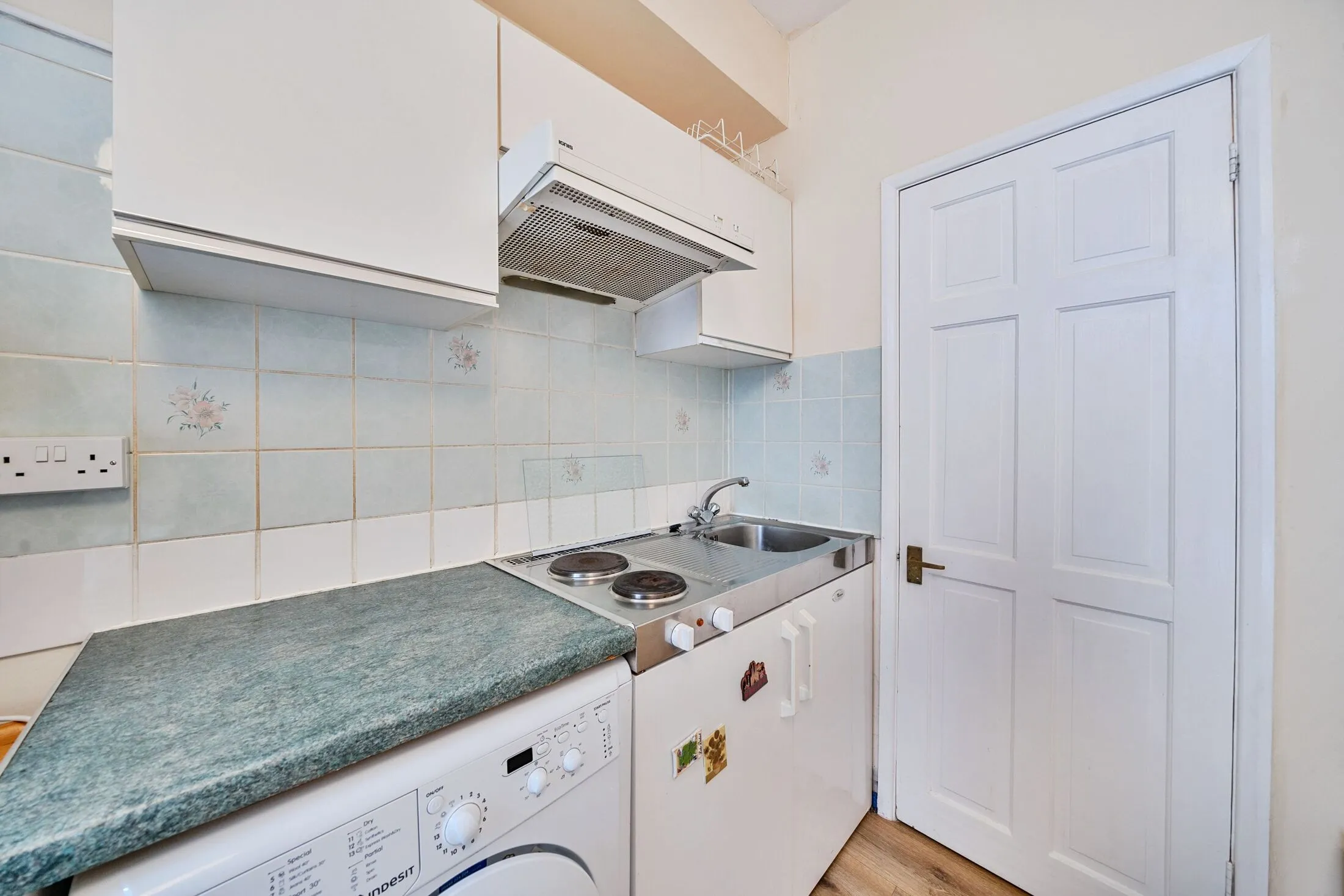 Flat Cheniston Gardens in Greater London