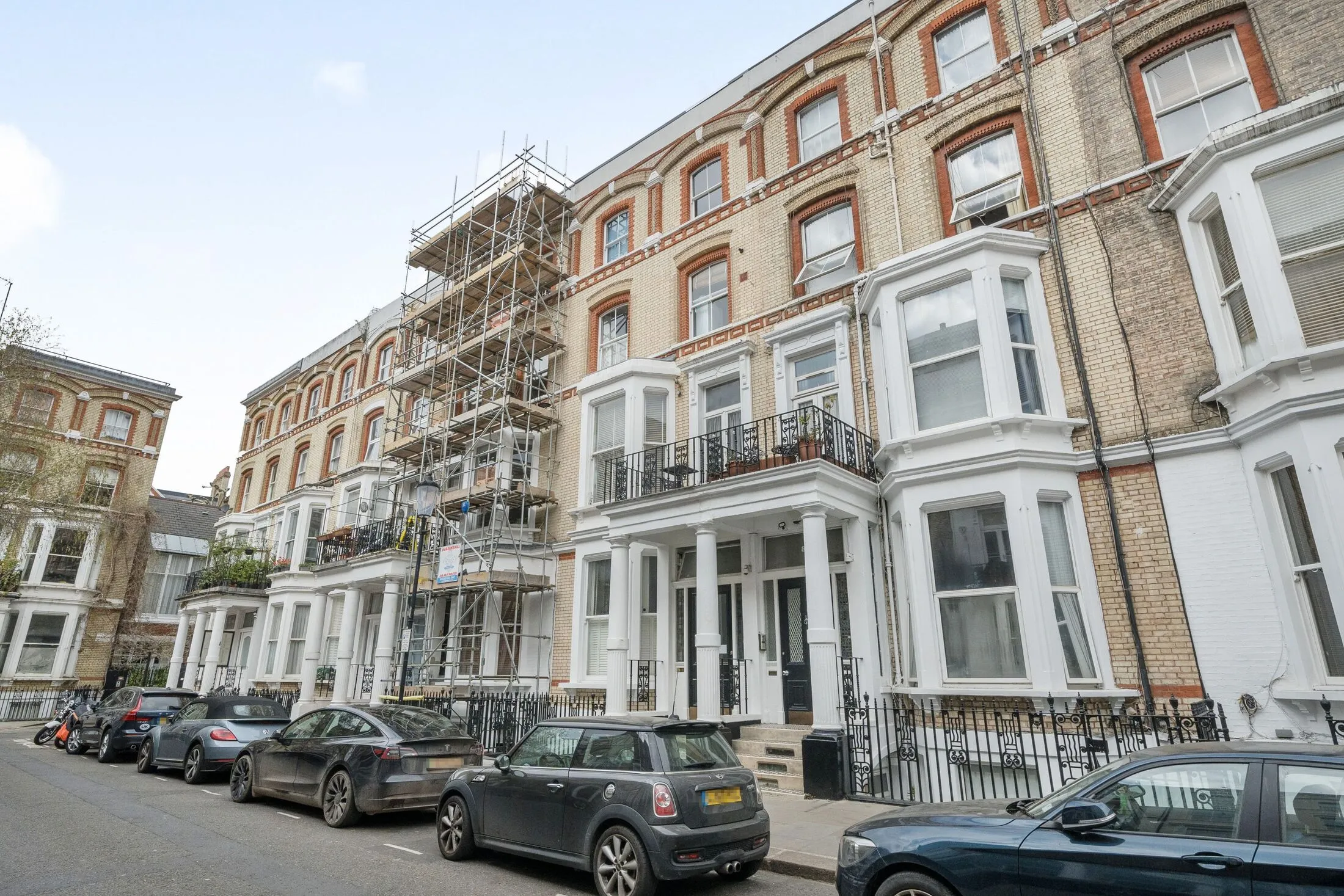 Flat Cheniston Gardens in Greater London
