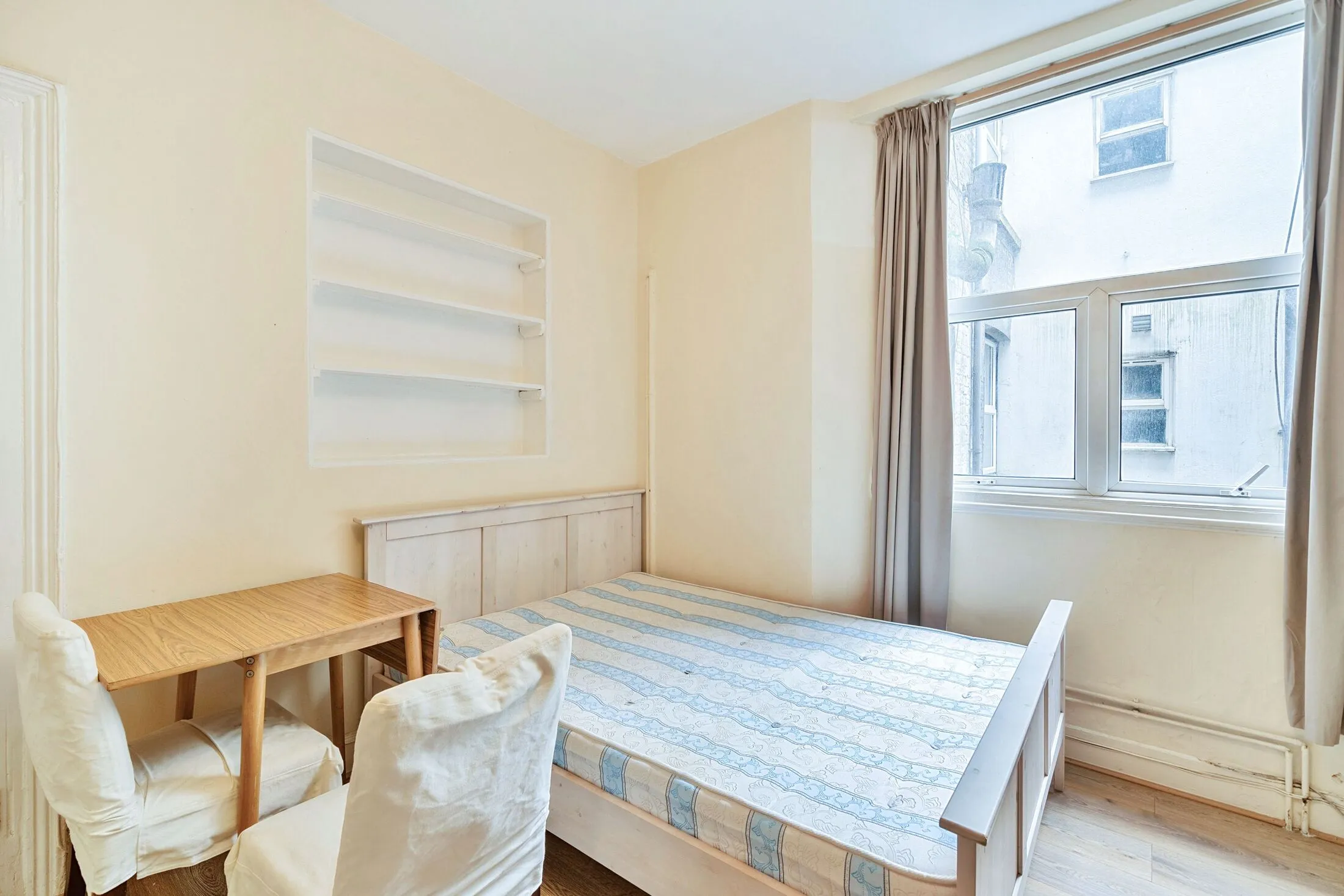 Flat Cheniston Gardens in Greater London