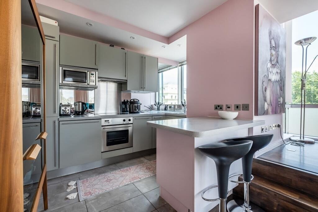 Flat Grosvenor Road in City of Westminster