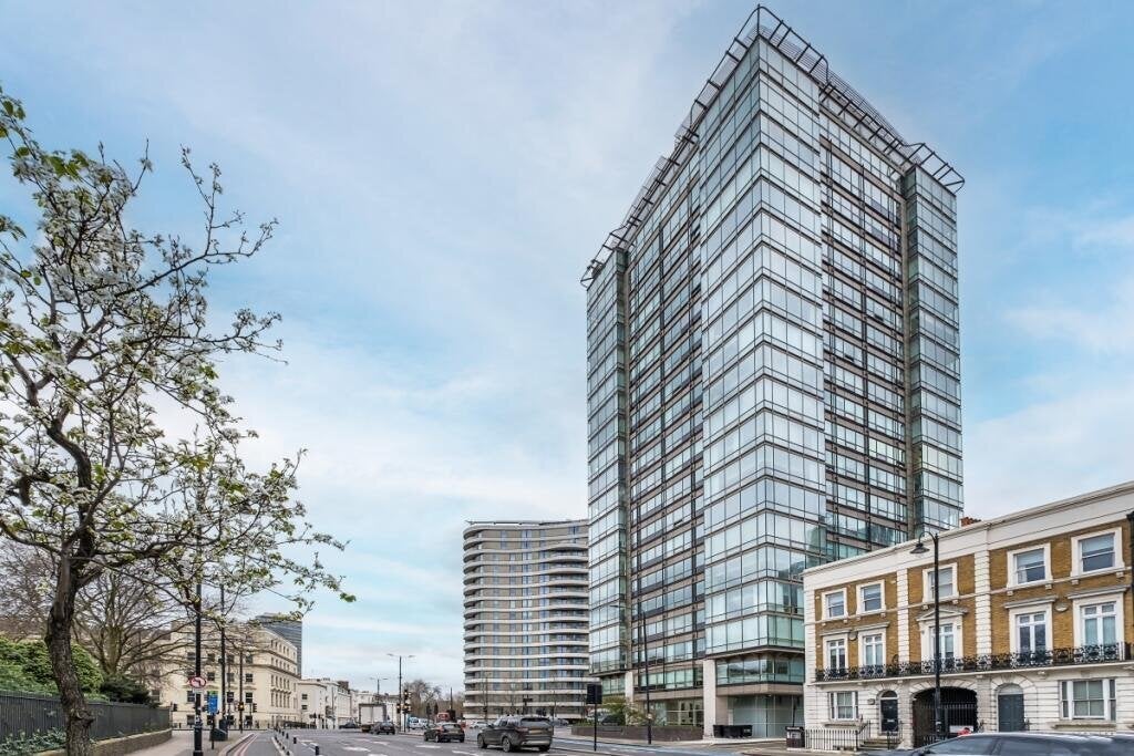 Flat Grosvenor Road in City of Westminster