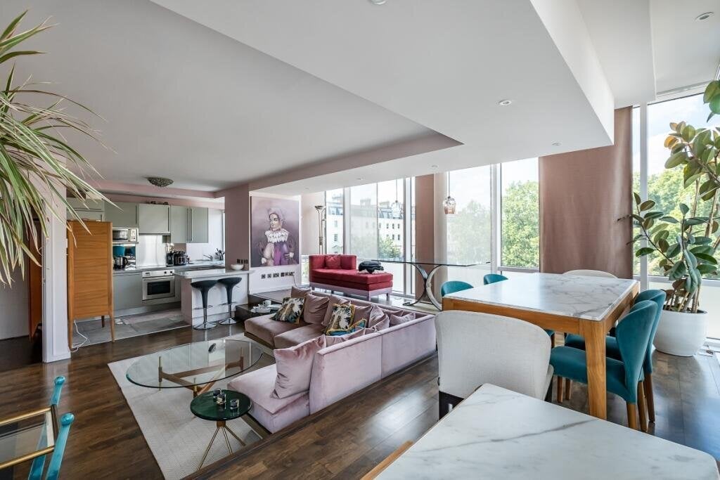 Flat Grosvenor Road in City of Westminster