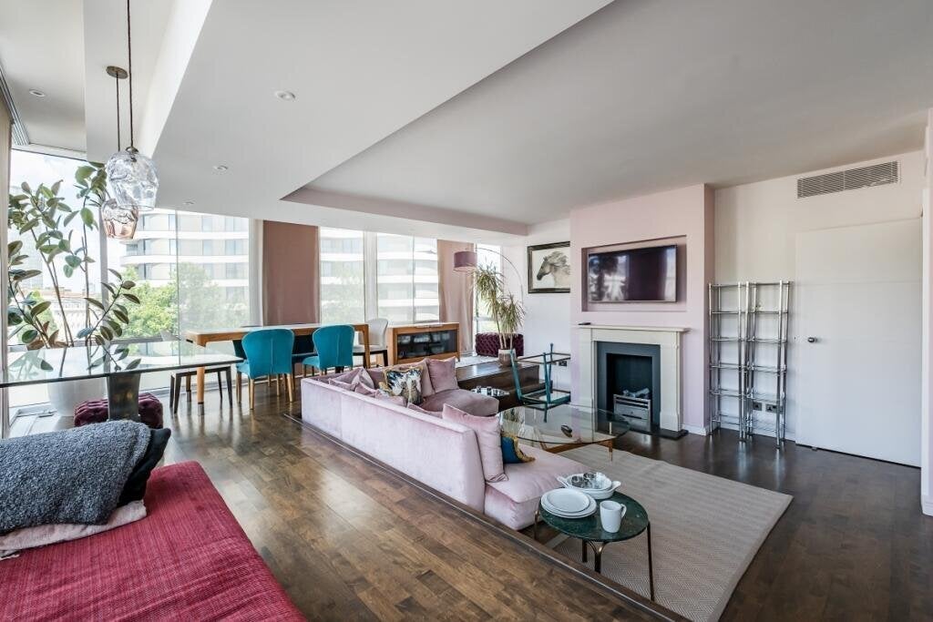 Flat Grosvenor Road in City of Westminster