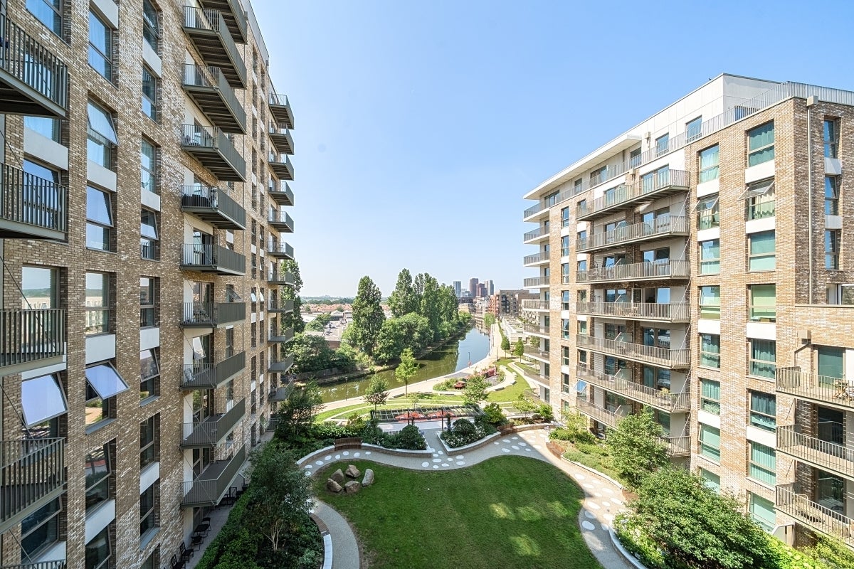 Flat Beresford Avenue in Greater London