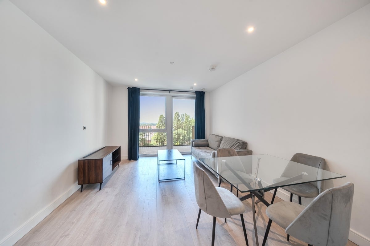 Flat Beresford Avenue in Greater London