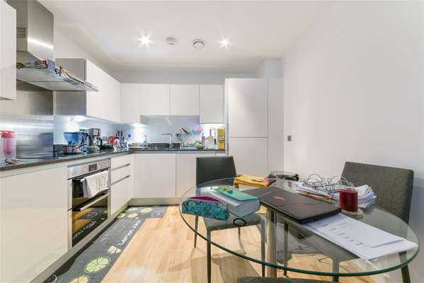 Flat Larkwood Avenue in Greater London