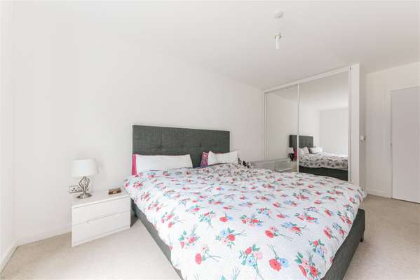 Flat Larkwood Avenue in Greater London