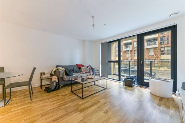 Flat Larkwood Avenue in Greater London