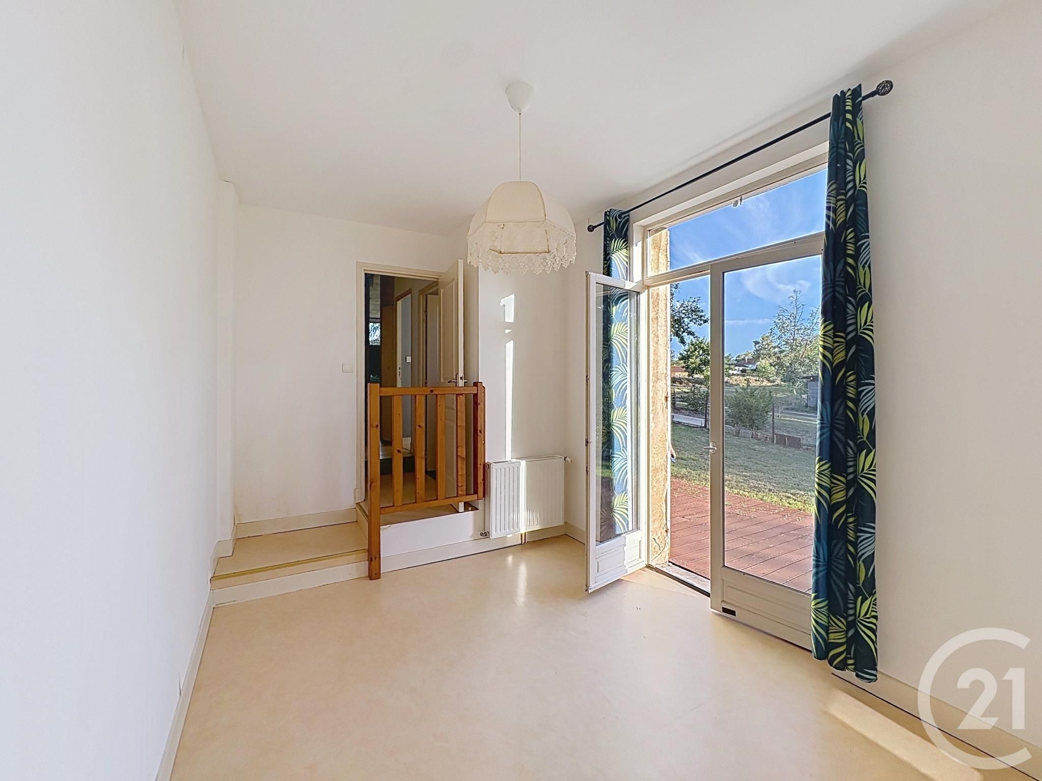 Appartement Rue de la Gare à Puy-Guillaume